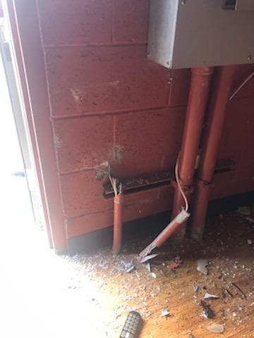 Los bomberos evaluaron el edificio y determinaron que su integridad estructural no se vio comprometida por el impacto del vehículo. De momento se desconoce qué provoco el percance.