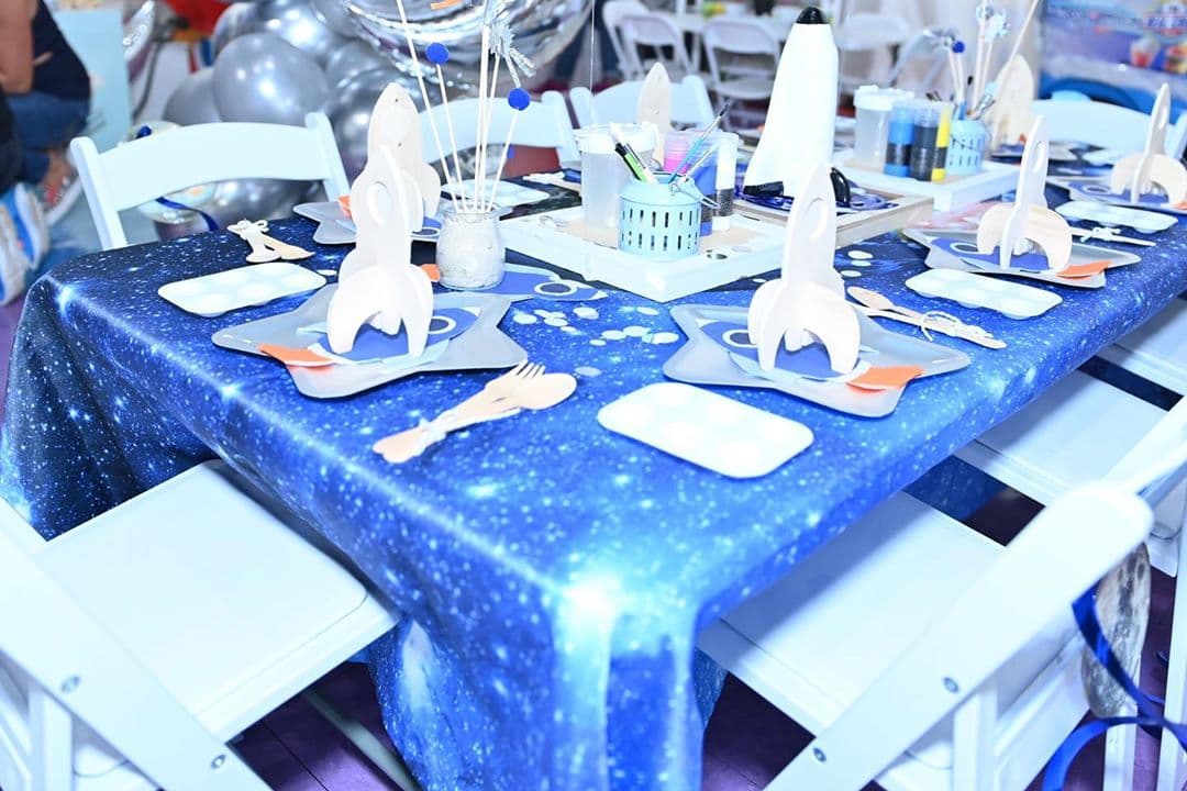 La conductora mexicana preparó el festejo de su hijo menor bajo la temática del espacio. La decoración, la vestimenta, el pastel y hasta la piñata tuvieron detalles alusivos a la galaxia. La original celebración estuvo repleta de estrellas, luces, planetas y la familia del cumpleañero se vistió de astronautas.
<br>