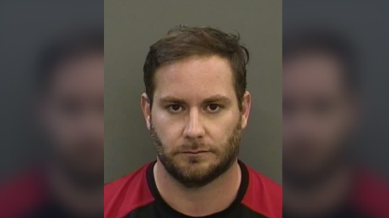 Arrestan a profesor acusado de tocar y mostrar pornografía a un estudiante del condado de Hillsborough