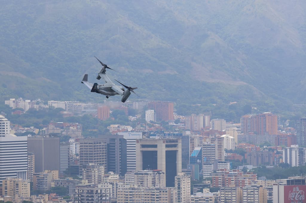 El Jefe del Comando Sur aterriza en Caracas mientras EEUU hace ejercicios militares en su embajada en Venezuela