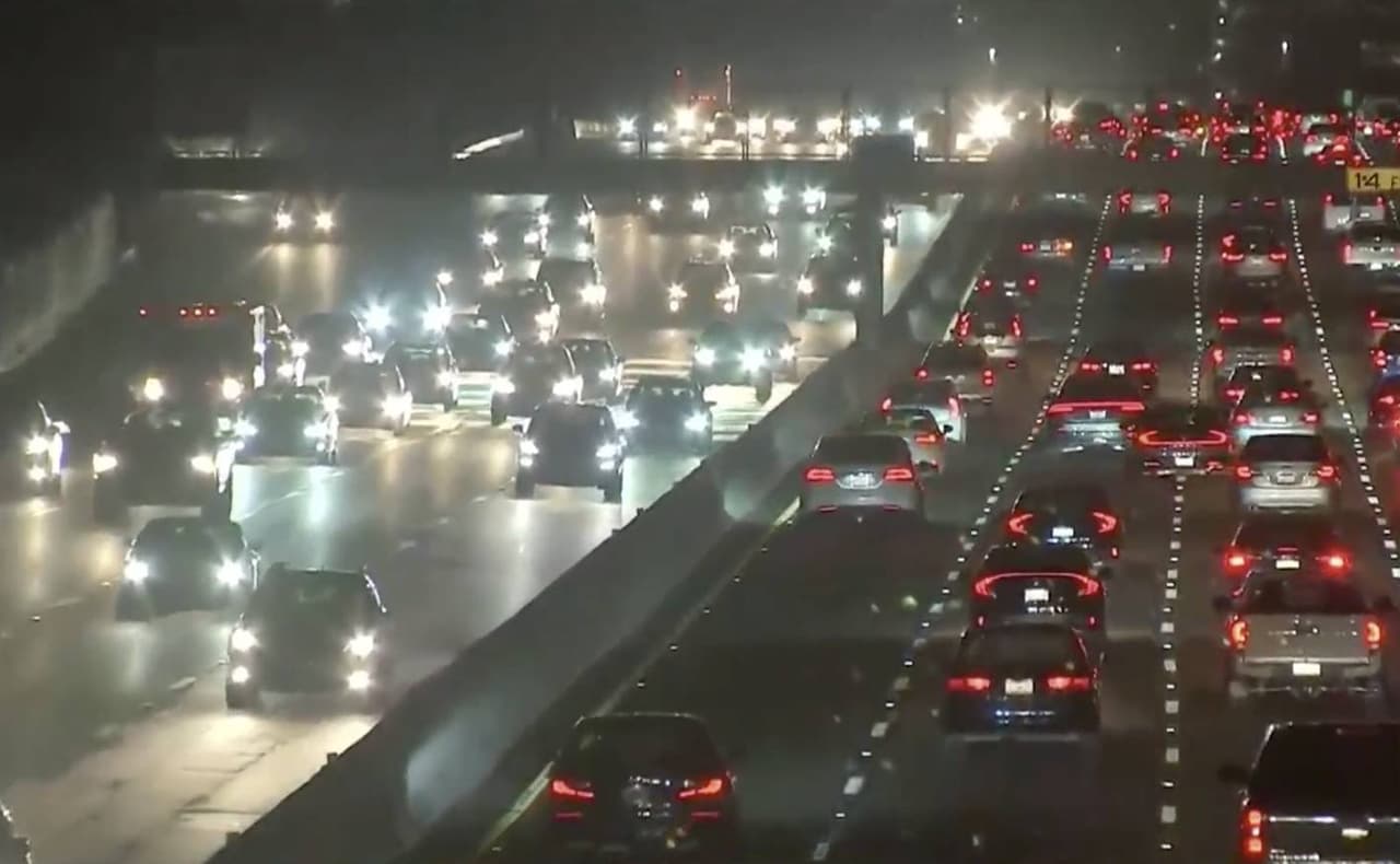 Además, las carreteras principales del sur de California experimentaron tráfico pesado la víspera del Día de Acción de Gracias. Se estima que 3.8 millones de personas están viajando este fin de semana en el estado, la mayoría de ellos por vía terrestre.