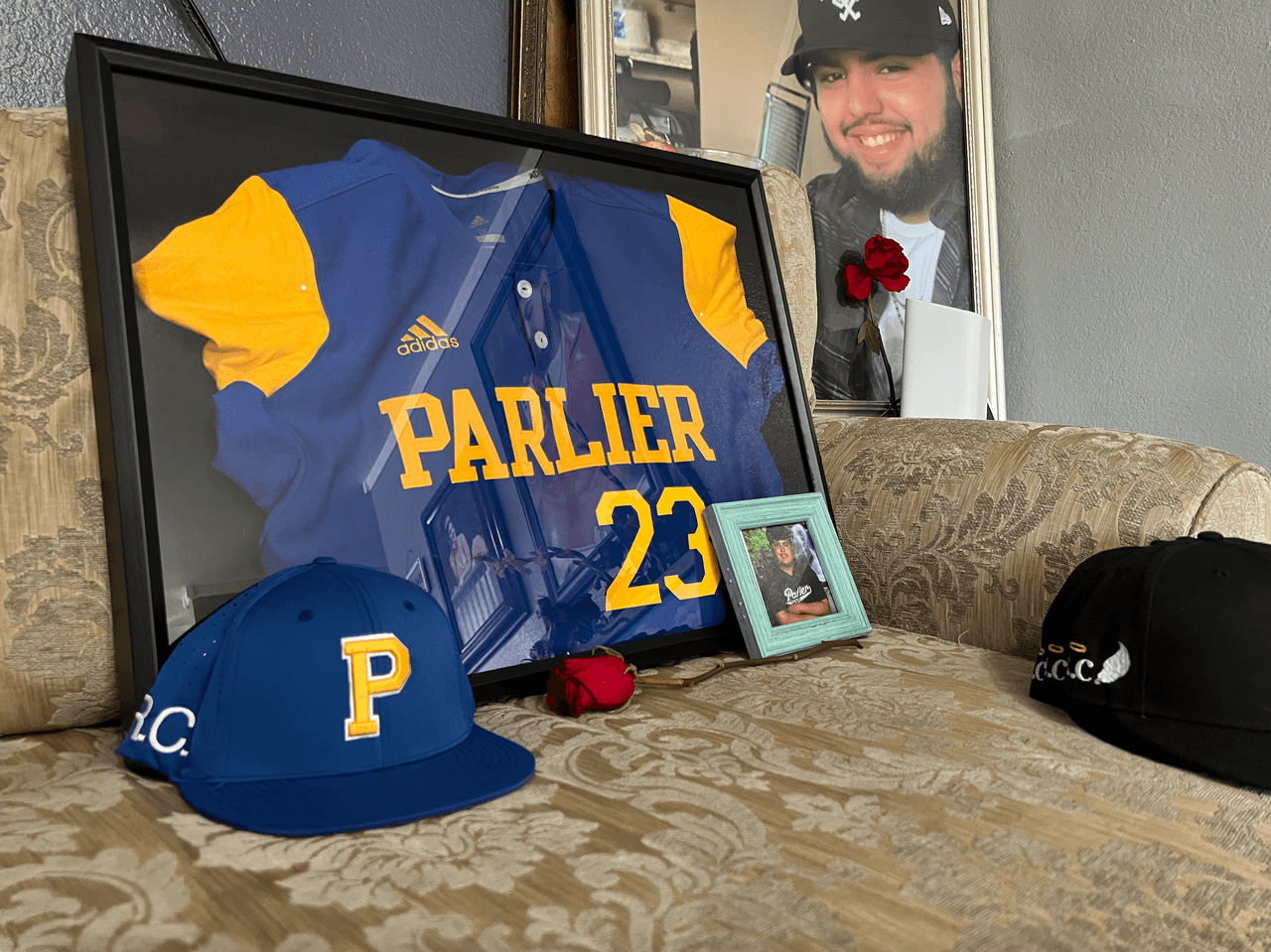 Según los padres de la víctima, Chavana 
<b>se encontraba platicando con su hermana</b> cuando recibió los 
<a href="https://www.univision.com/local/fresno-kftv/policia-investiga-asesinato-adolescente-sanger">impactos de bala. </a>