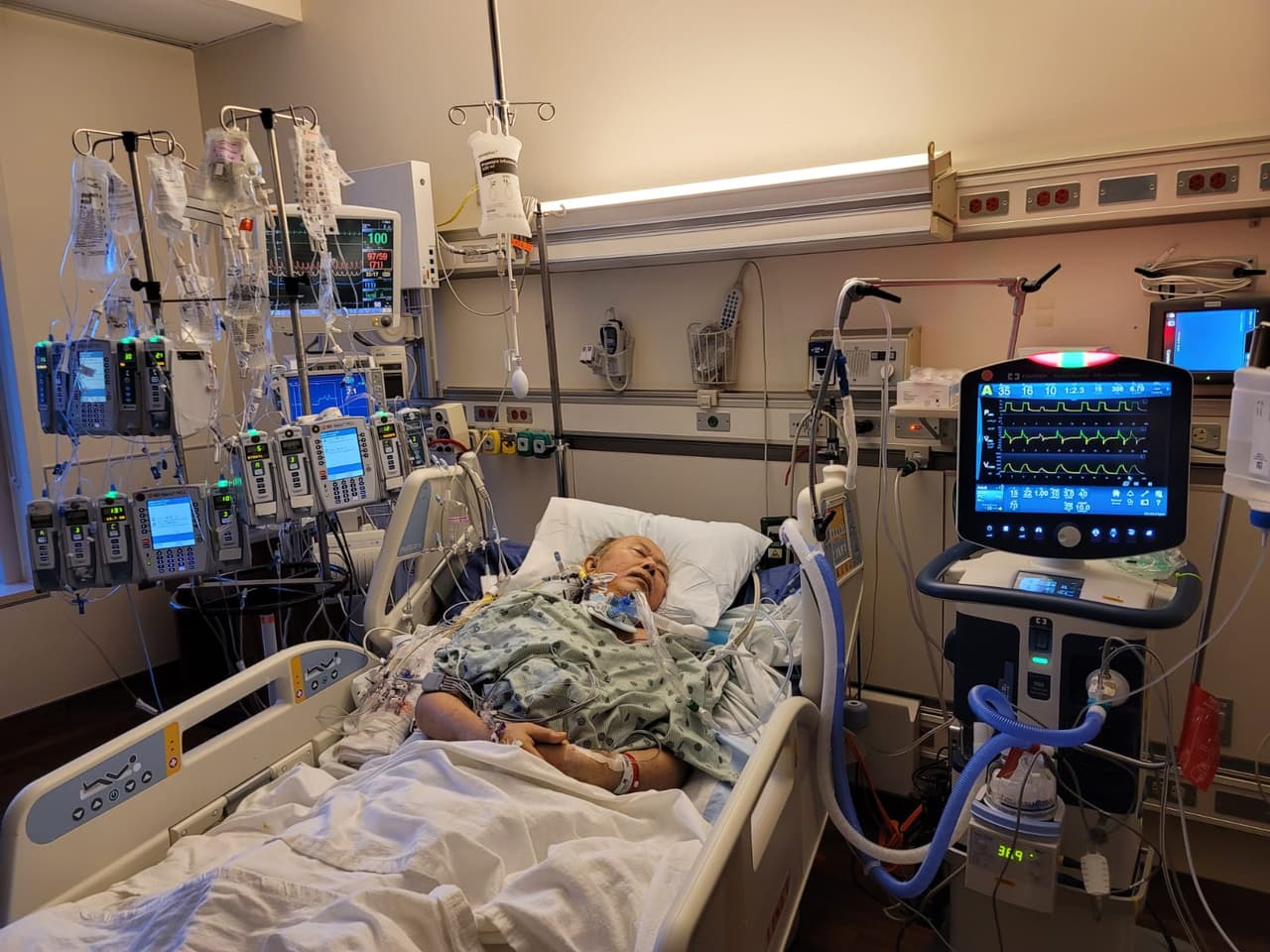 "Pasé el último año entrando y saliendo de hospitales, luchando por respirar, sin saber si viviría o moriría", dice Aquino, quien nació y se crió en Filipinas antes de mudarse a Illinois hace 30 años para estudiar medicina. Es así como se contagió. Aquino estaba en primera línea como flebotomista, extrayendo sangre a los pacientes de coronavirus.