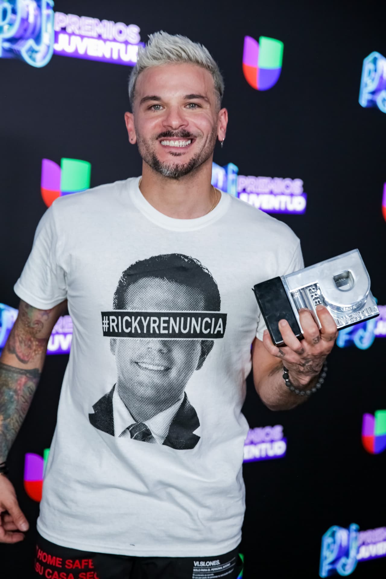 Aunque con un look sencillo y libre de complicaciones, Pedro Capó fue uno de los más solicitados de la noche.