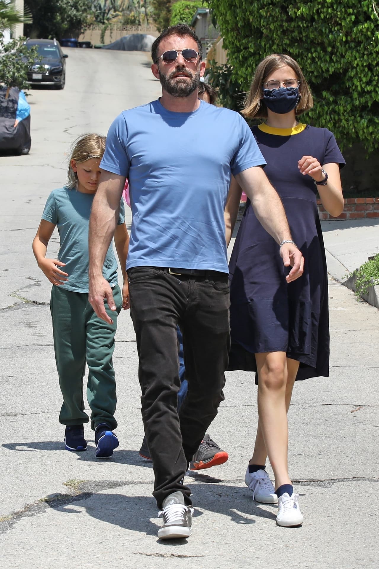 El actor y los chicos fueron captados en el lujoso vecindario de Pacific Palisades de Los Ángeles 
<b><a href="https://www.univision.com/famosos/jlo-ben-affleck-visitando-mansion-85-millones-dolares-fotos" target="_blank">en donde él tiene su residencia. </a></b>
<br>
