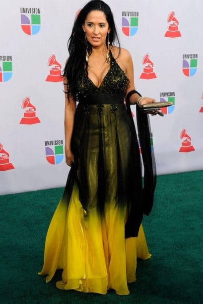 Los fashionistas tuvieron mucho de qué hablar con el atuendo de algunas de las estrellas invitadas a los Latin GRAMMY. Los artistas no sólo dejan volar su creatividad para componer canciones sino también para vestirse. Desafortunadamente no se escaparon de caer en la lista de los peor vestidos.