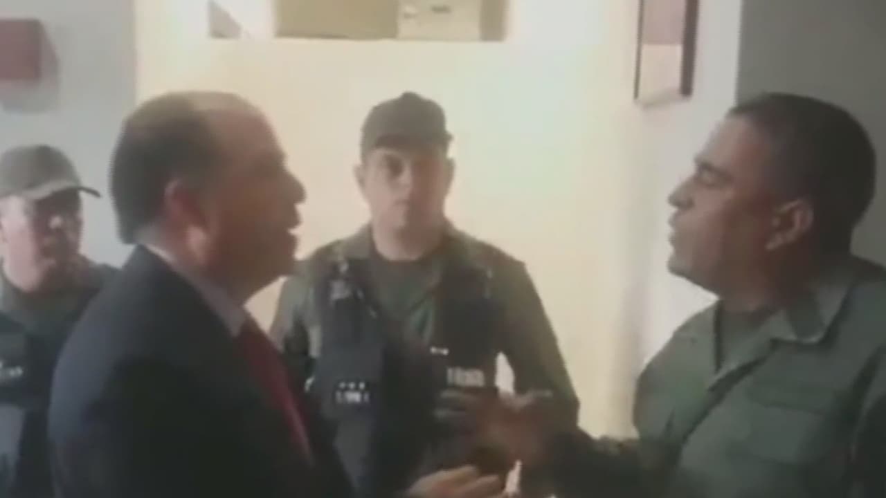 Maduro condecora al coronel que gritó y empujó al presidente del Legislativo venezolano