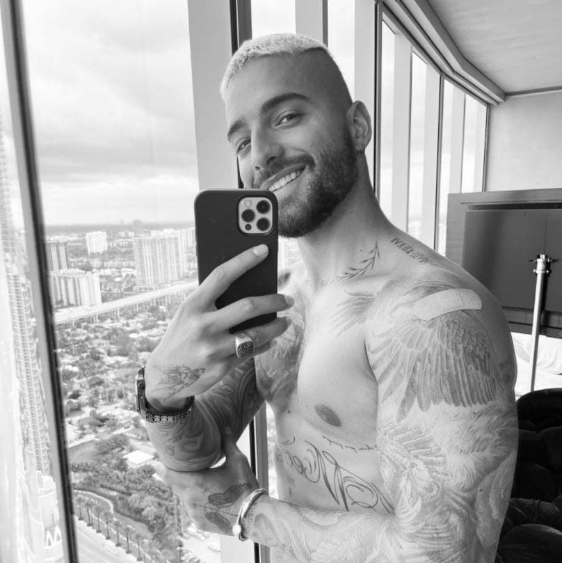 Aunque cambia constantemente de look, así se ve actualmente: casi rapado y decolorado.