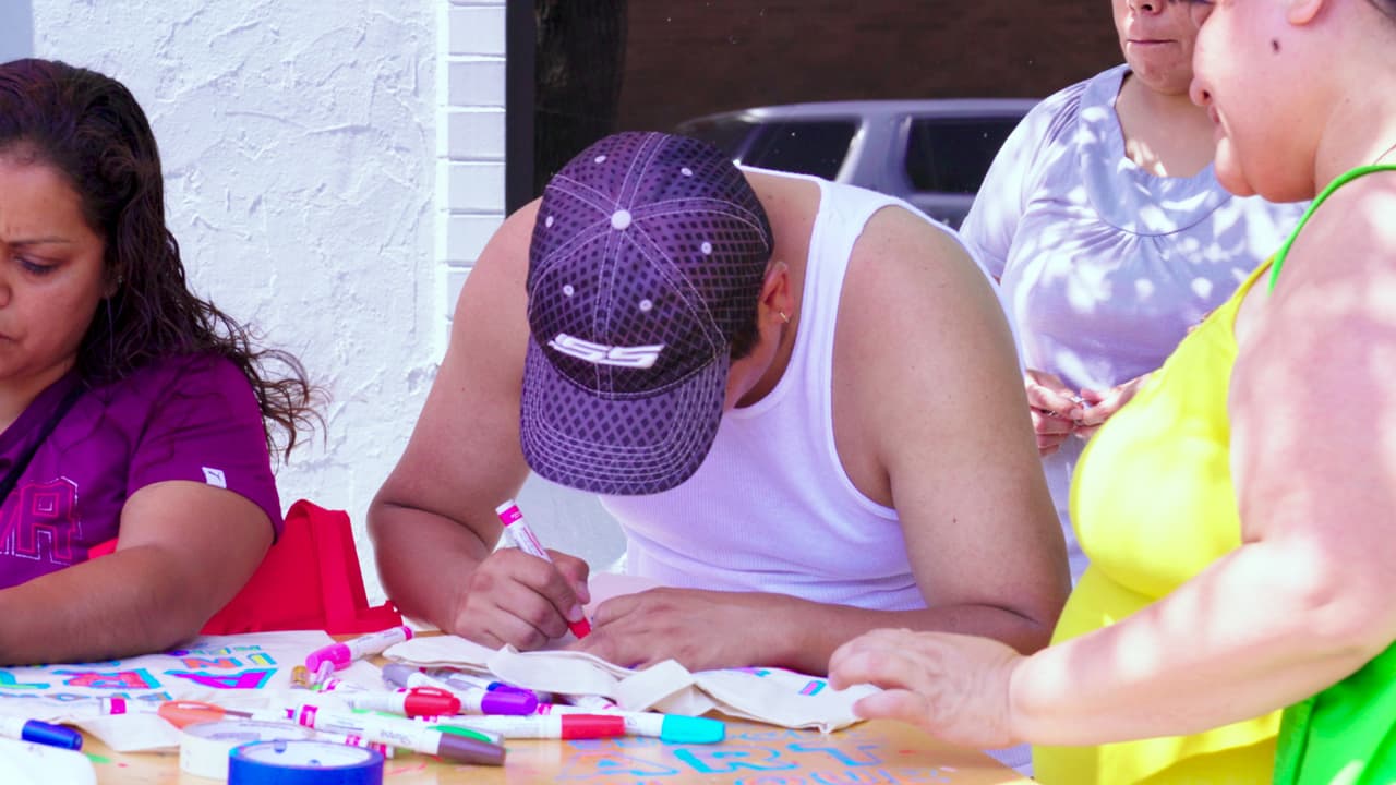 William Estrada y su carrito móvil de arte.