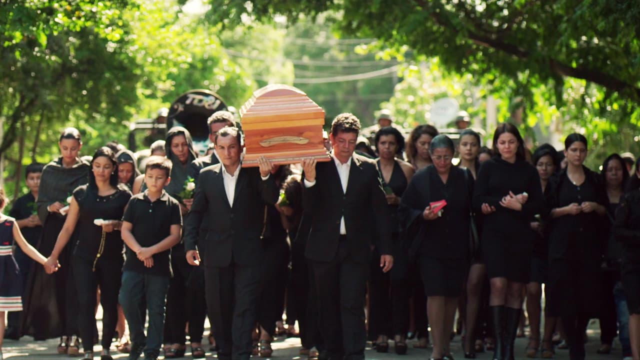 From his home, Guzmán Loera followed the details of his heir’s burial on TV. The casket was taken through the streets of Sinaloa, surrounded by loved ones.
