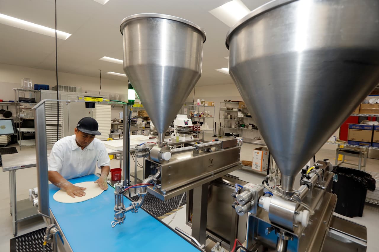 Desde su base de operaciones en una fábrica ubicada en Mountain View, ciudad donde está la sede de Google, esta empresa trata buscar la fórmula de combinar robótica con cocineros de carne y hueso.