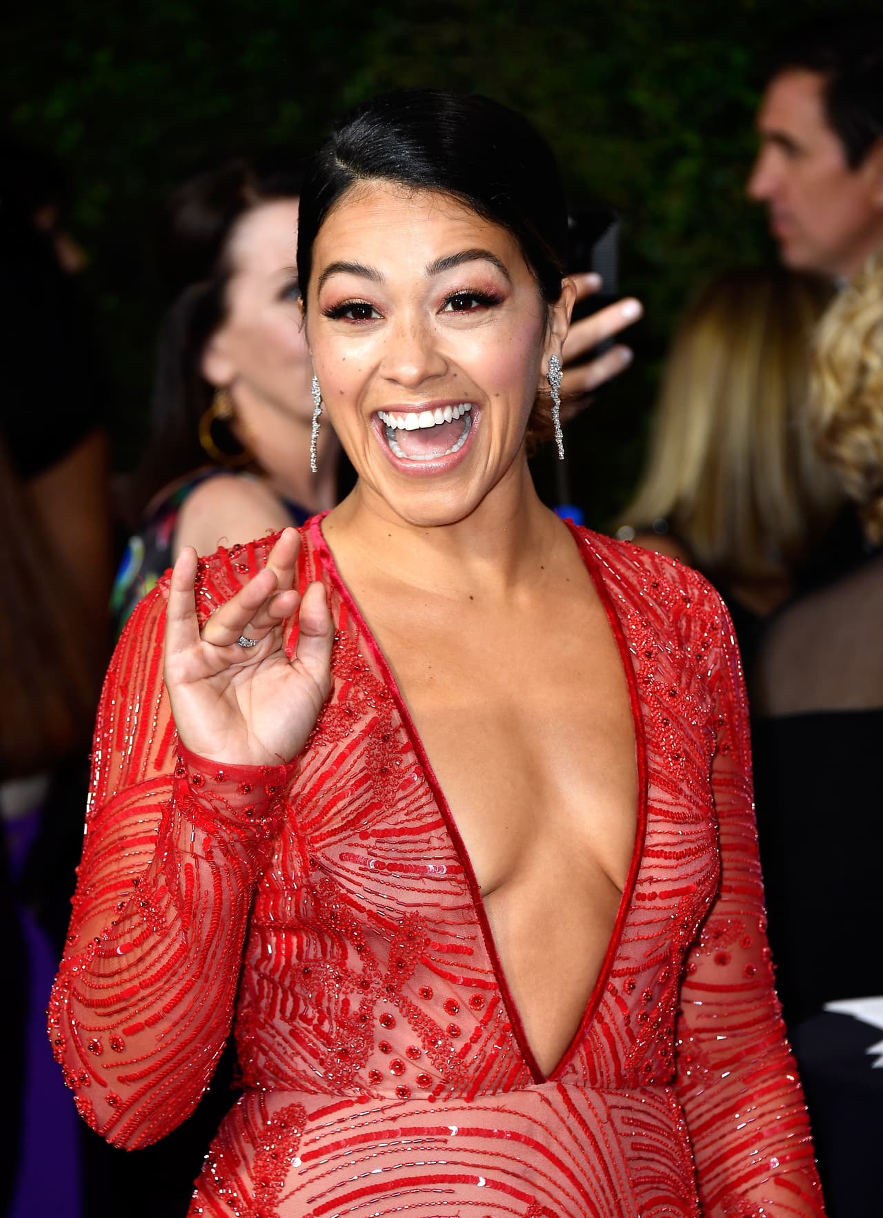 En 2017 se presentó en los Emmy con un conjunto rojo con transparencias y un gran escote en forma de V. El vestido fue parte de la colección de la marca Naeem Khan.