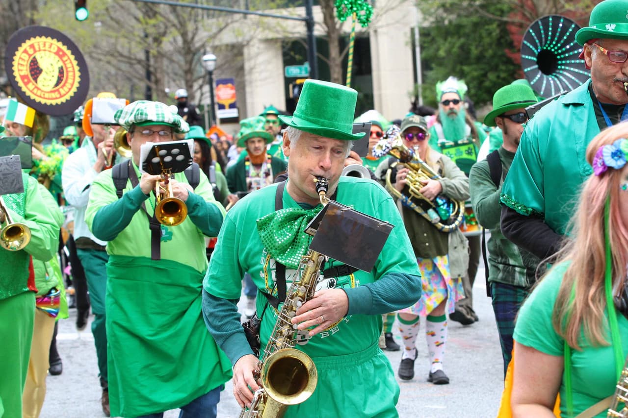 <b>Evento</b>: Atlanta St Patrick’s Parade
<br>
<b>Fecha</b>: 16 de marzo
<br>
<b>Lugar</b>: Midtown Atlanta
<br>
<b>Sitio web</b>: 
<a href="https://atlantastpats.com/">https://atlantastpats.com/</a> 
<br>
<br>Desfile anual por Midtown Atlanta en celebración del Día de San Patricio.