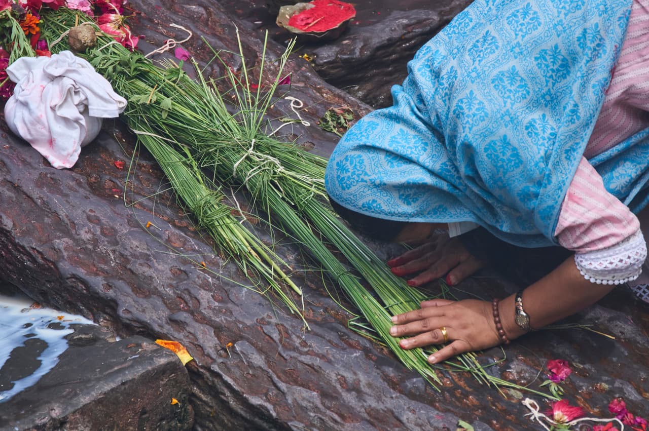 Un familiar rinde un último homenaje ante una efigie de una persona desaparecida en las inundaciones repentinas, durante un funeral simbólico a orillas del río Bagmati, cerca del templo de Pashupatinath en Katmandú, Nepal, el jueves 3 de septiembre de 2026.