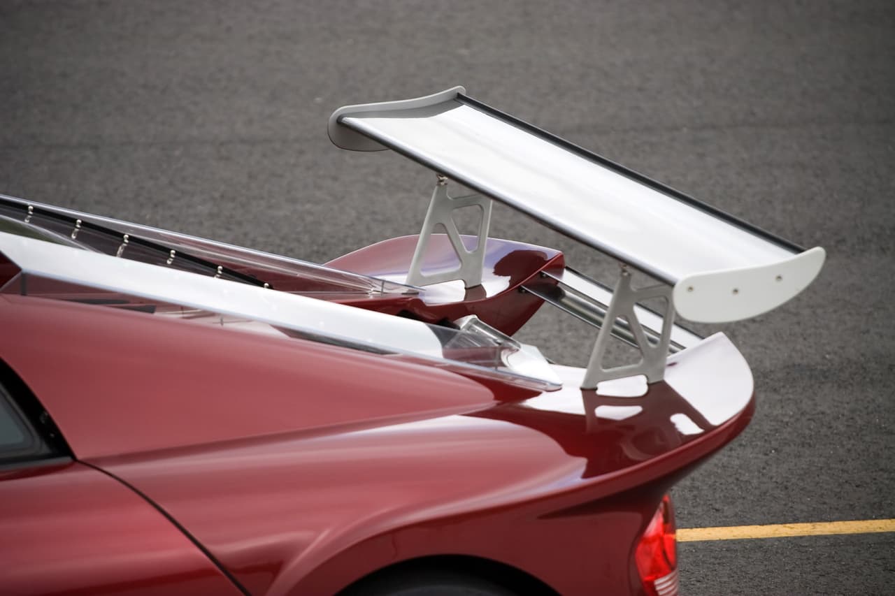 <b>Modificar la apariencia del auto con accesorios extravagantes.</b> Sí, ese alerón puede que le quede fantástico o que esas luces lo hagan ver con más estilo. Lo cierto es que la mayoría de las personas prefieren comprar un auto que se vea lo más parecido posible a como salió de la fábrica. Muchos de los elementos que se encuentran en el mercado de accesorios incluso son ilegales en algunos lugares. No por nada los concesionarios ofrecen diferentes niveles de equipamiento.