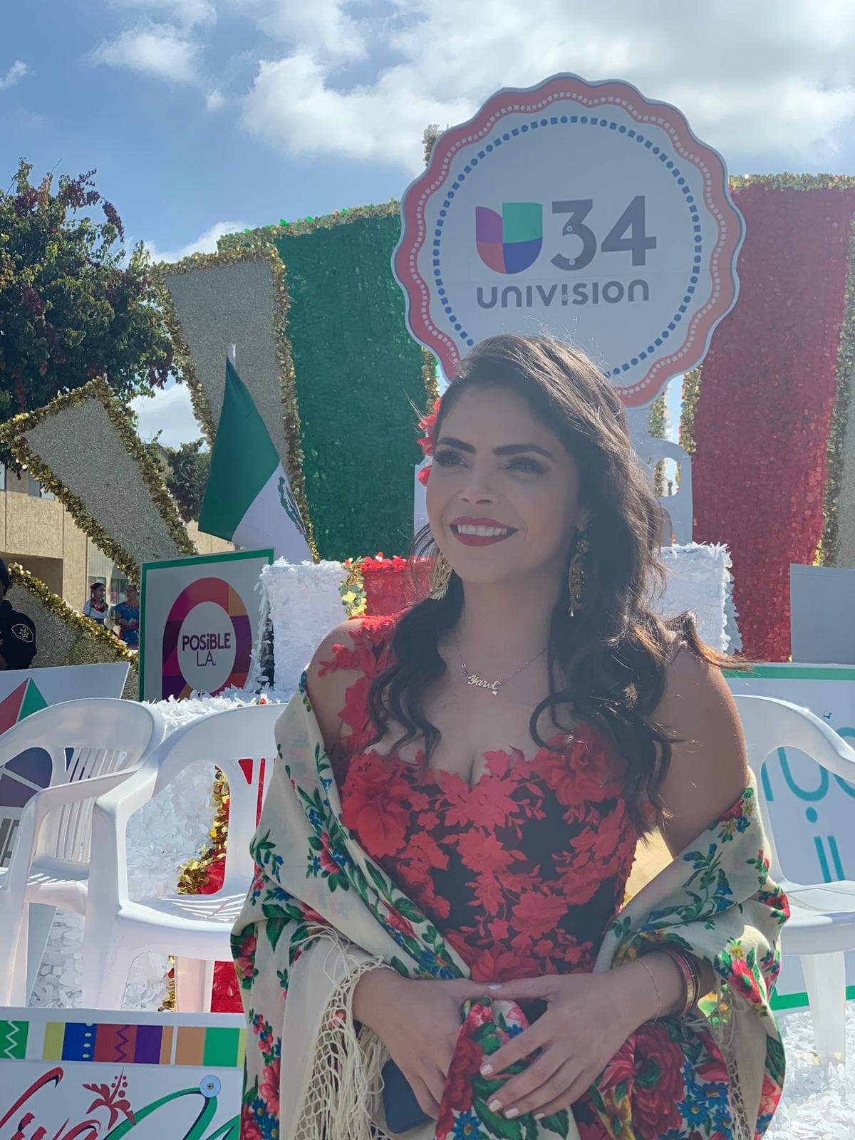 La bella Yarel Ramos lució su hermoso rebozo bordado, cual digna representante mexicoamericana en Los Ángeles.