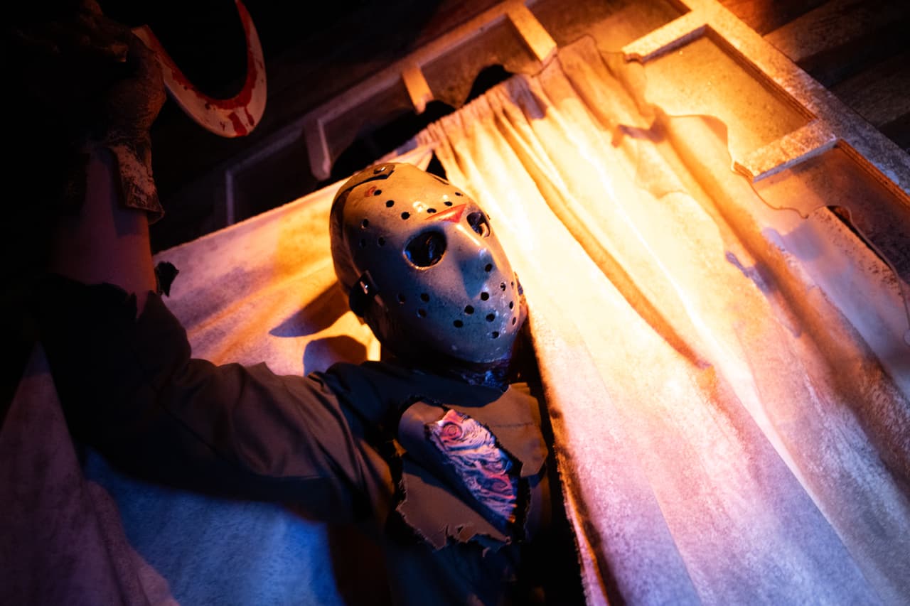 <b>Jason Universe -</b> Los visitantes recorren el campamento de verano donde todo comenzó, enfrentándose cara a cara con Jason Voorhees y escenas icónicas de la saga
<i>Viernes 13</i>, en un recorrido lleno de suspenso y terror.
