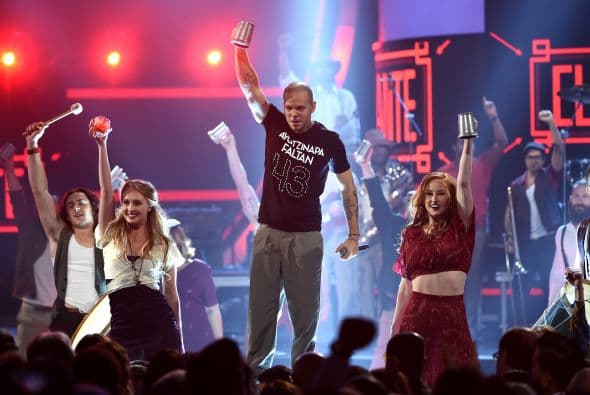 Sobre el escenario, Calle 13 triunfó cantando 'El Aguante', tema en el que alzaron la voz por México.