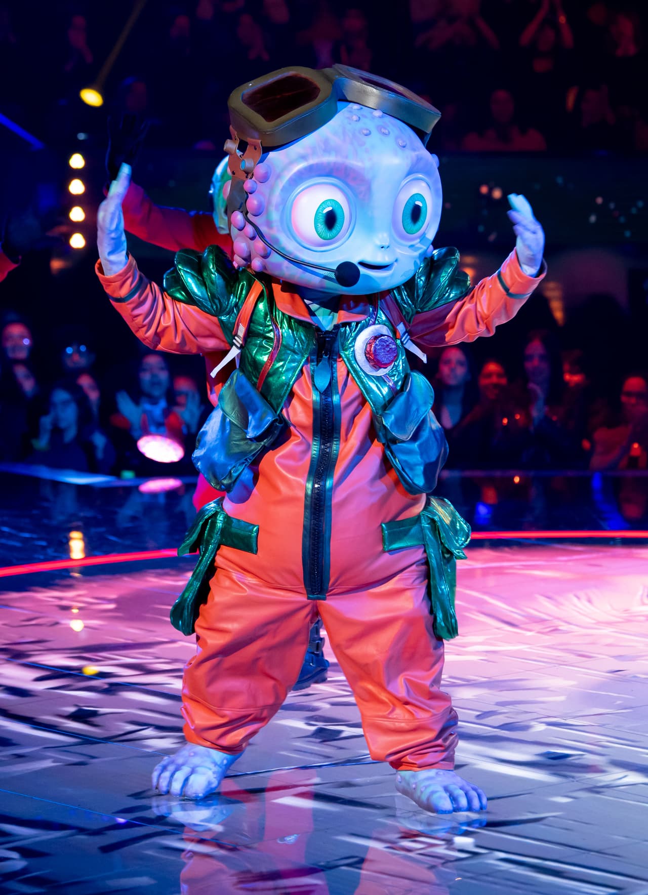 Bebé Alien enamoró a todos y a pesar de venir de otra galaxia no tuvo problemas para cantar el tema 'Será Que No Me Amas'. Diego Boneta, Yurem, Roger González y Luis Gerardo Peña, fueron las apuestas de posibles celebridades detrás de este personaje.