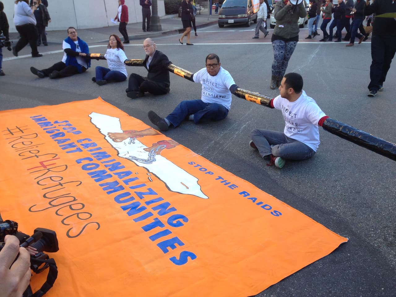 De acuerdo con Luis Serrano, miembro del "California Immigrant Youth Justice Alliance", la meta de los manifestantes es exigir un alto a lo que han tildado como "ataques en contra de refugiados".