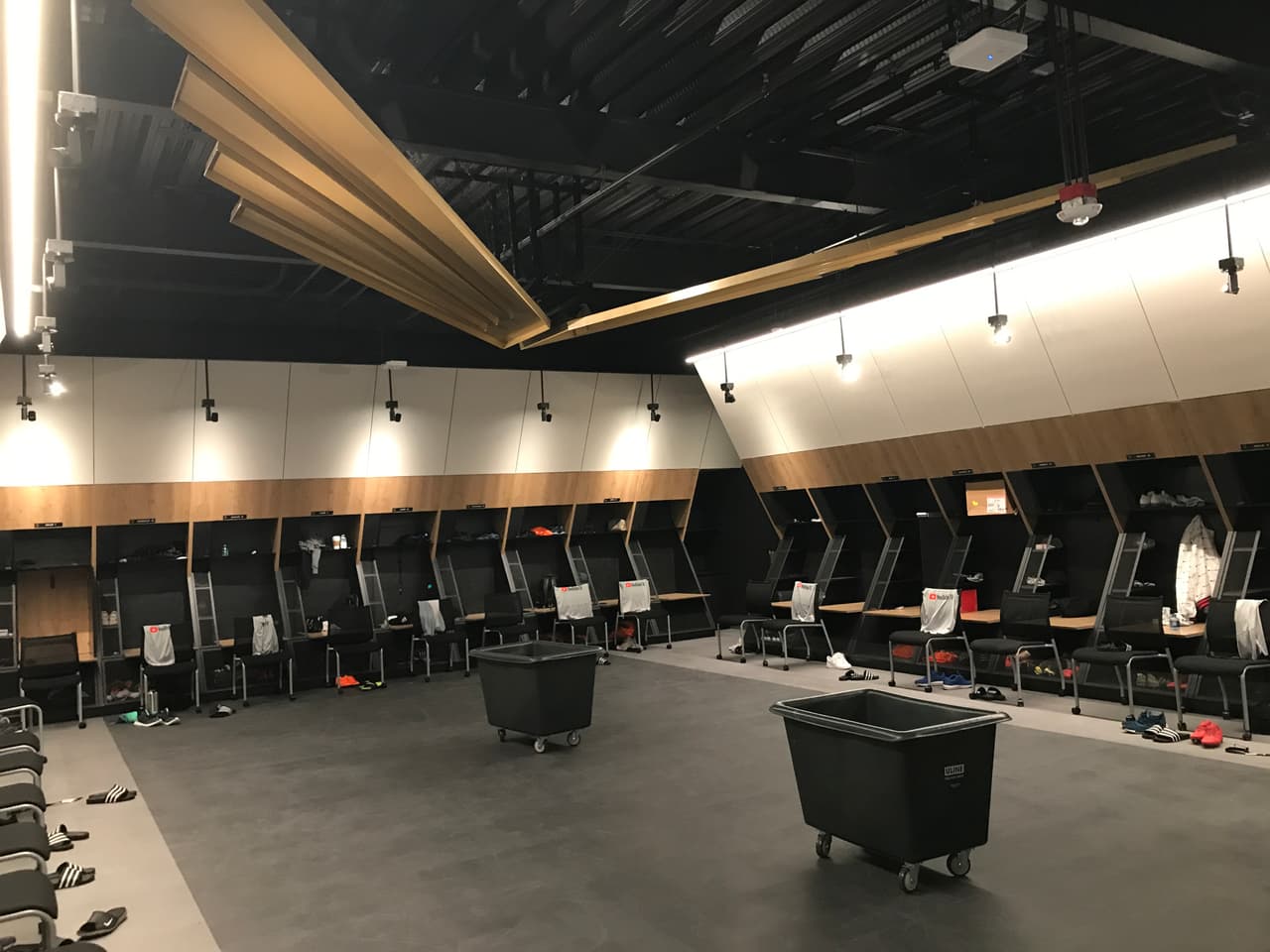 El camerino tiene en el techo el detalle de las alas que identifican el logo del equipo, así como todos los elementos necesarios para los jugadores y sus pertenecias