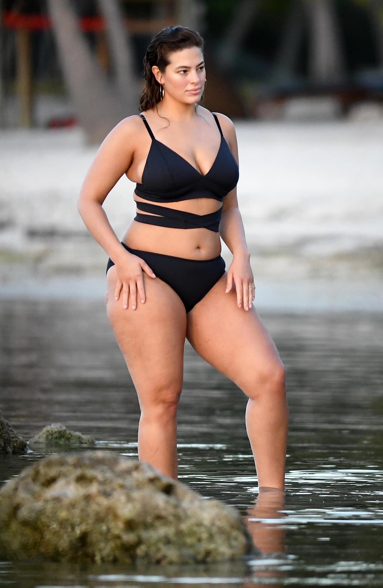 Graham presume su bella figura en este bikini negro.