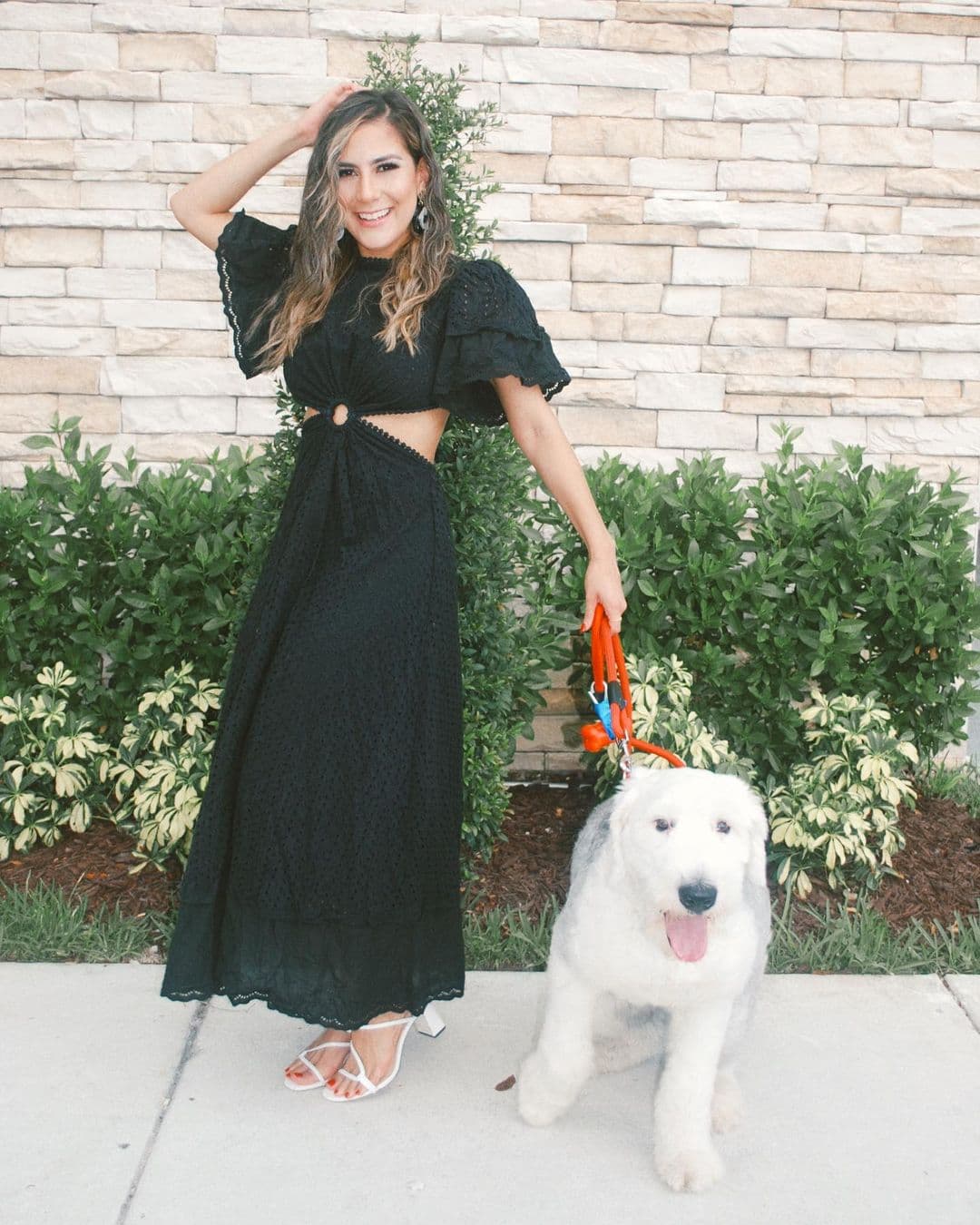 Su perrita 'Luna' ha sido su cómplice en este paso en su vida y no ha faltado en las imágenes en su nuevo hogar.