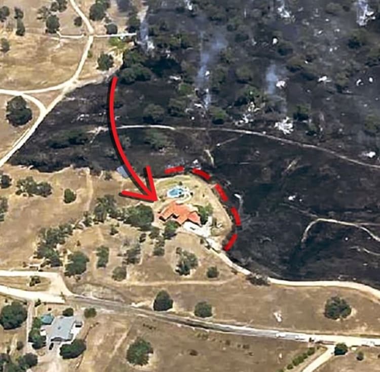 El 15 de mayo, una casa salió ilesa luego de verse casi por completo rodeada por las llamas de un incendio que se extendió a 40 acres, informó Cal Fire.