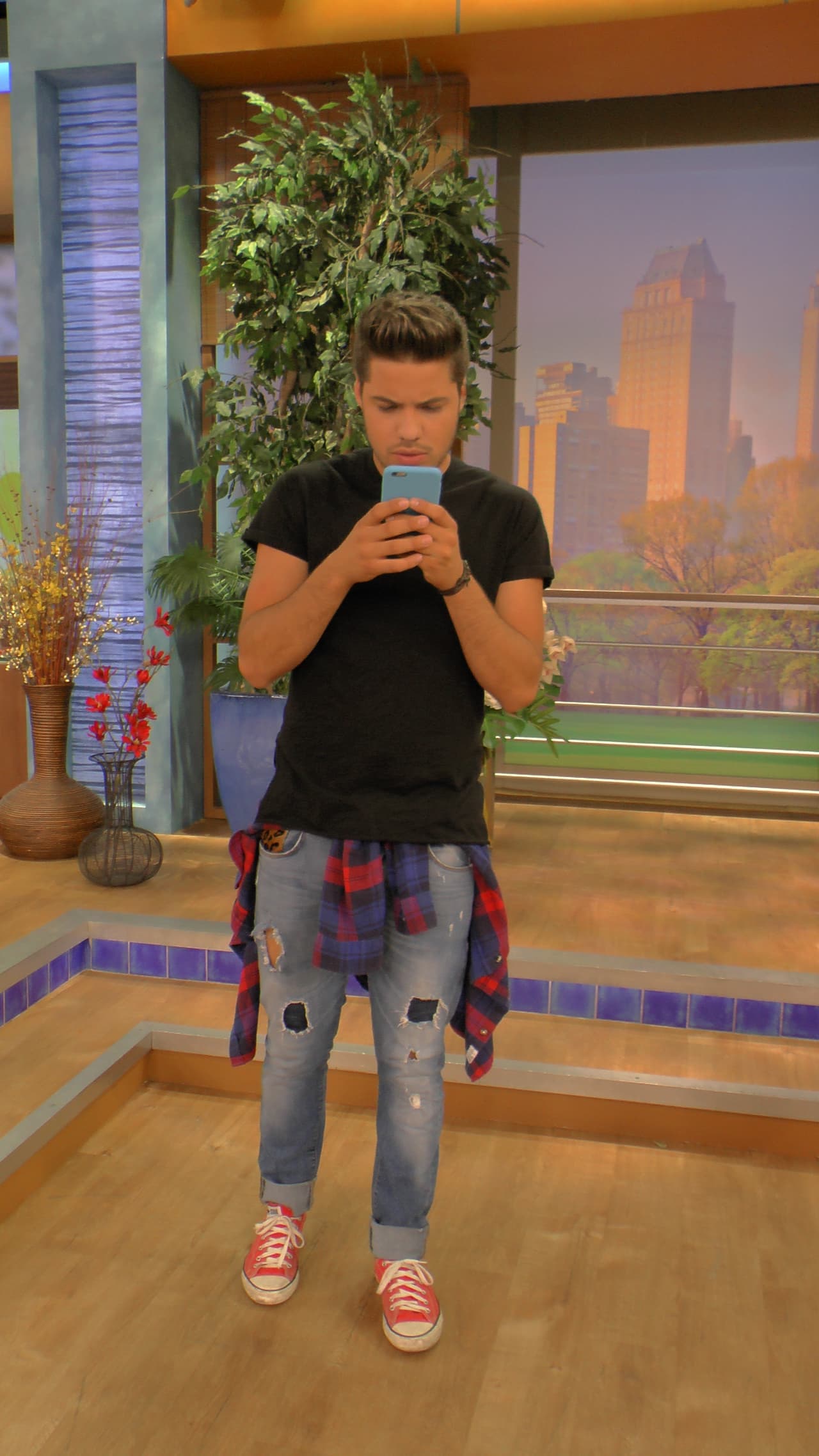 ¡Lo cachamos! No se despega de las redes sociales.