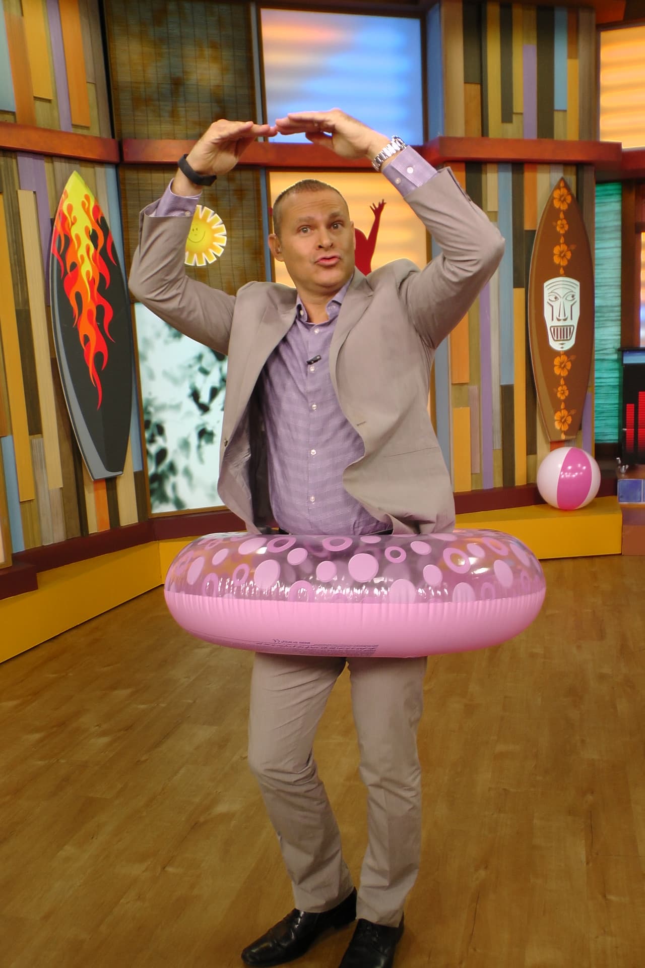 ¡Al agua, pato! Muy tierno Alan con el salvavidas. ¿Será de Baby Michelle?