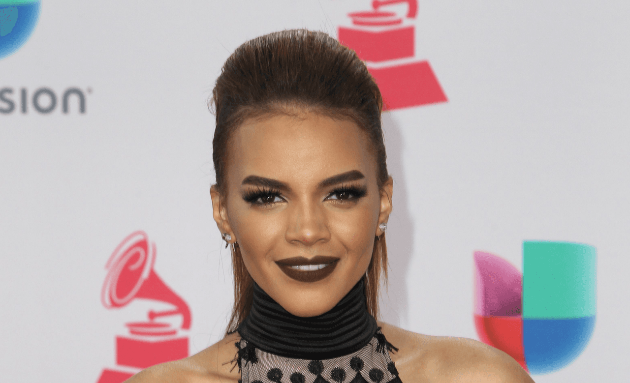 Leslie Grace con un tupé central y pelo pegado a los lados, un peinado que también lució Karen Martínez, esposa de Juanes. Además Leslie Grace se atrevió con los labios oscuros, algo que rompió con la tendencia de maquillaje de la noche.