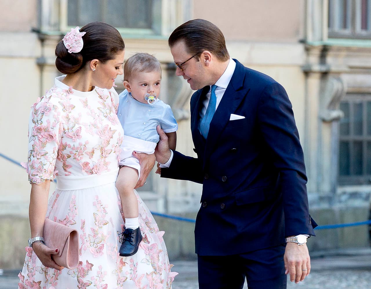 Por su parte, el príncipe Óscar nació en Estocolmo, Suecia, el 2 de marzo de 2016. Él ocupa el tercer lugar en la línea de sucesión al trono sueco, por detrás de su madre, así como su hermana mayor.