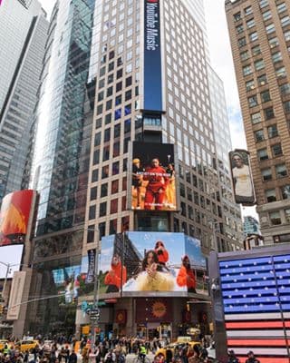 <b>7. Su música se anuncia en los lugares mas caros.</b> Por ejemplo su tema 'Con altura' se publicitó en abril de este año en el Times Square, Nueva York, lugar que es visitado por unos 390 mil 368 visitantes diariamente. Un anuncio en ese lugar oscila entre $1.1 y $4 millones al año.