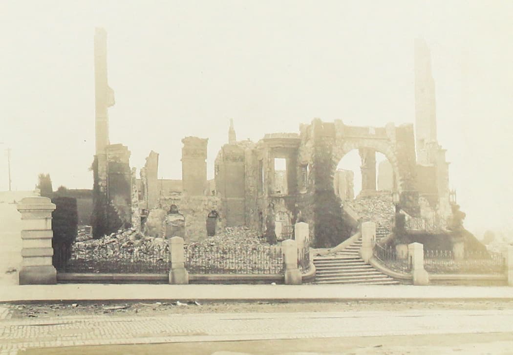Solo los escalones y la valla de esta residencia quedaron en pie después del sismo y los incendios que se registraron en San Francisco en 1906.