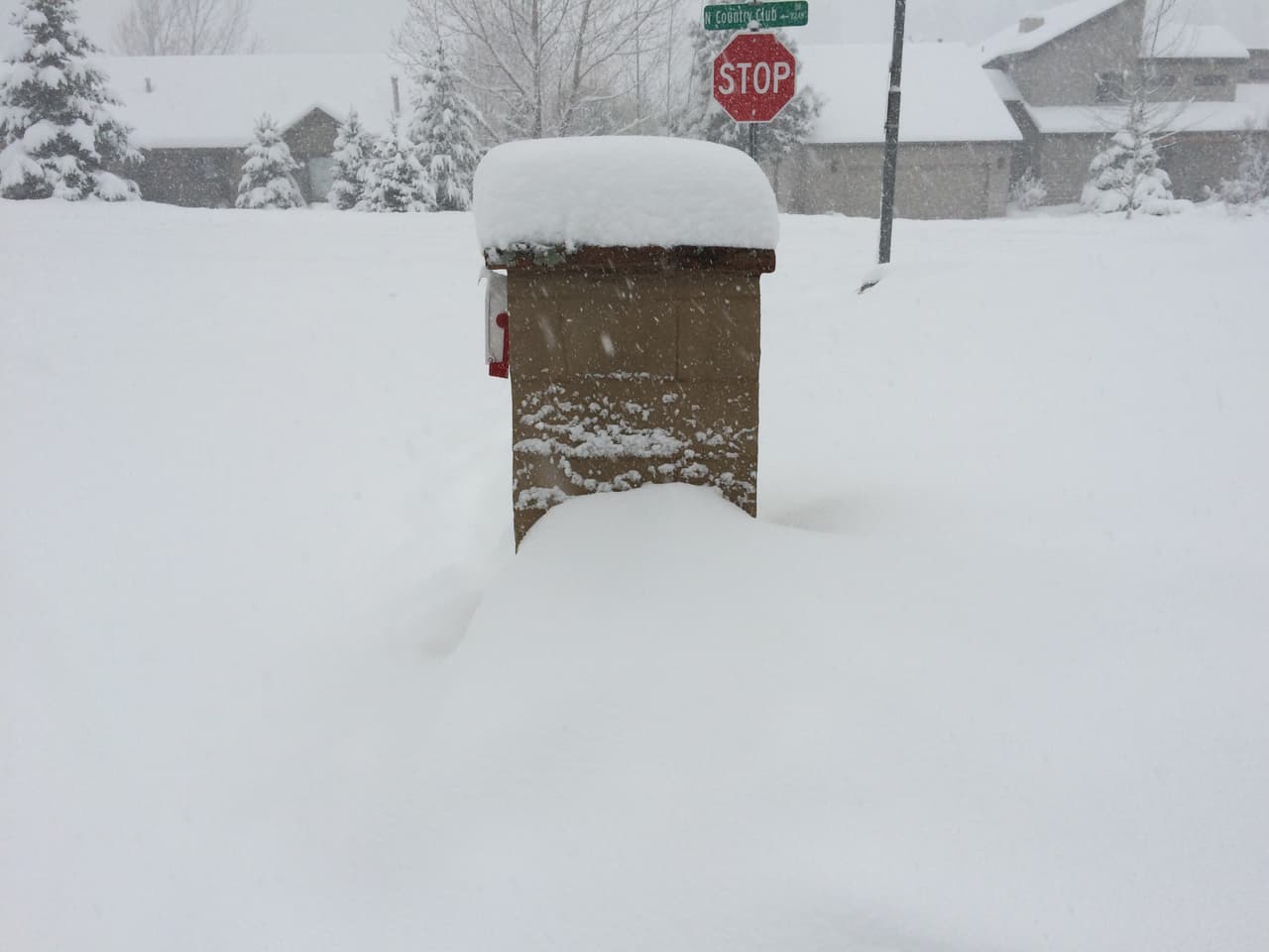 Desde este miércoles, no ha dejado de nevar en Flagstaff, cubriendo de blanco por completo la ciudad. Este jueves se esperan de 3 a 8 pulgadas de nieve.
