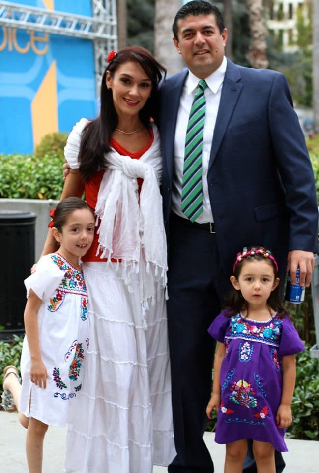 Decenas de personas se dieron cita en el Capitolio en Sacramento y en el Rematito en Modesto, para dar el tradicional Grito de Independencia de México, rodeados de un ambiente familiar y con el elenco de Univision 19.