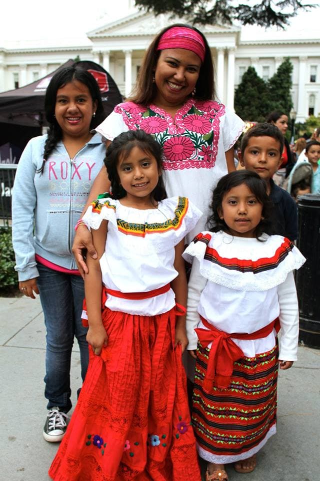 Decenas de personas se dieron cita en el Capitolio en Sacramento y en el Rematito en Modesto, para dar el tradicional Grito de Independencia de México, rodeados de un ambiente familiar y con el elenco de Univision 19.