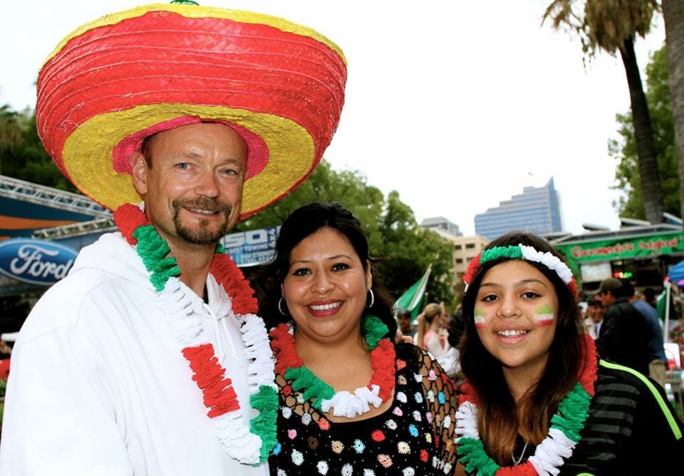 Decenas de personas se dieron cita en el Capitolio en Sacramento y en el Rematito en Modesto, para dar el tradicional Grito de Independencia de México, rodeados de un ambiente familiar y con el elenco de Univision 19.
