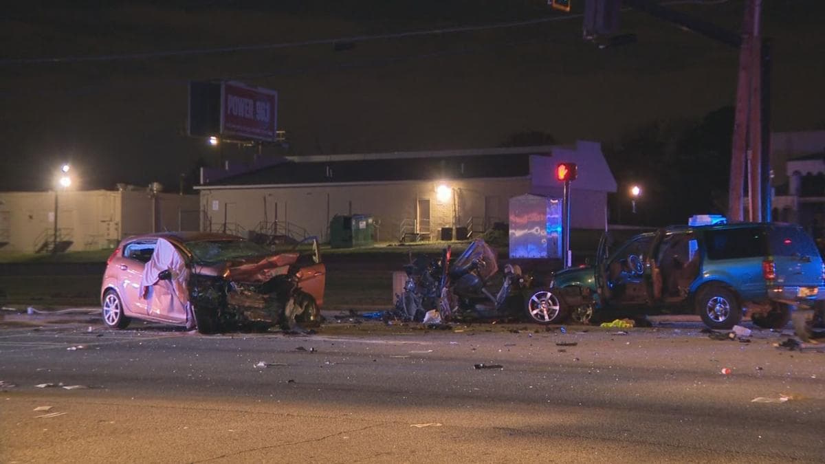 Aparatoso choque entre tres vehículos dejó tres muertos y dos heridos, entre ellos un bebé de 13 meses de edad en Forest Park.