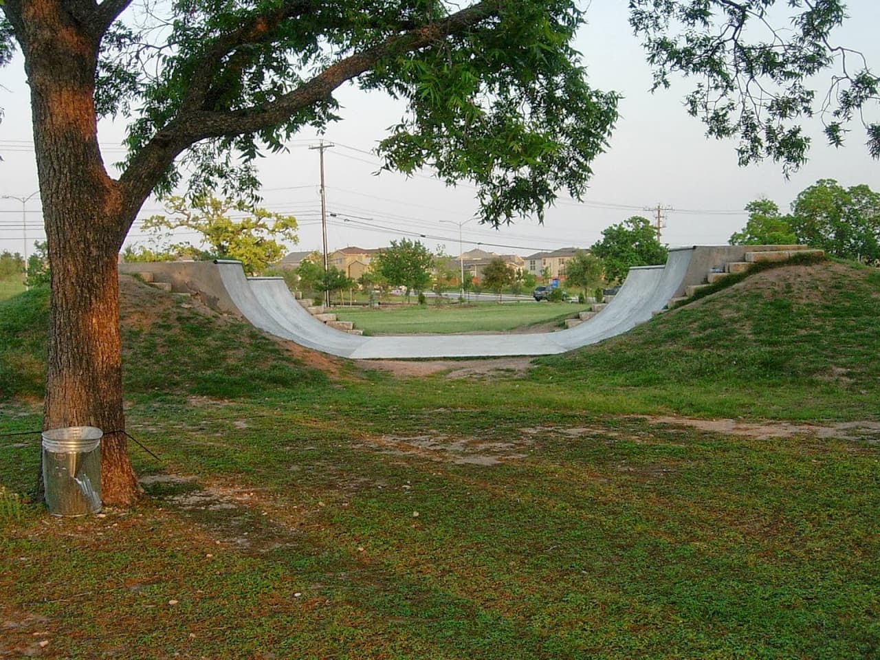 <h2 class="cms-H2-H2">Patterson Park</h2>
<br>
<br>Un parque público famoso por sus diversas áreas de juegos, canchas de volley ball, espacios para picnics, rampas para patinar y lugares para escalar. Perfecto para que los niños disfruten del aire libre.
<br>
<br>Dirección: 4200 Brookview Road, Austin, TX 78722