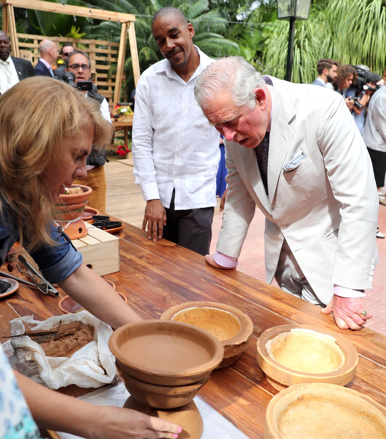 Fue este miércoles 27 de marzo, el tercer y último día de su visita a Cuba, que el príncipe Carlos y su esposa Camilla, duquesa de Cornualles, conocieron y degustaron la gastronomía local.