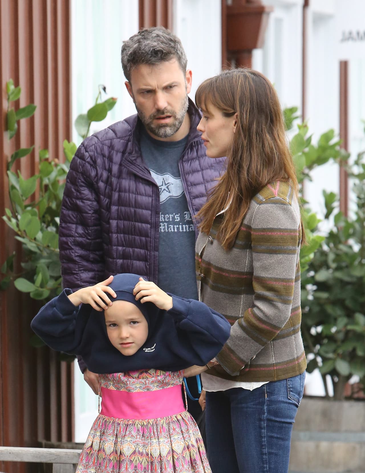 Mientras ellos "conversaban" su hija y una amiga jugaban alrededor.