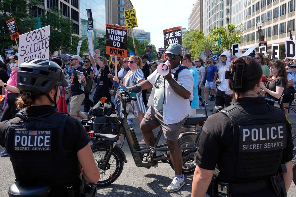 <b>Arrestos previos durante checkpoints y desalojos de indigentes precedieron las protestas del 16 de agosto</b>, estableciendo un patrón de represión. Manifestantes argumentan que estos actos violan derechos, enmarcando las marchas como respuesta directa a políticas que priorizan control sobre justicia social en la capital.
<br>