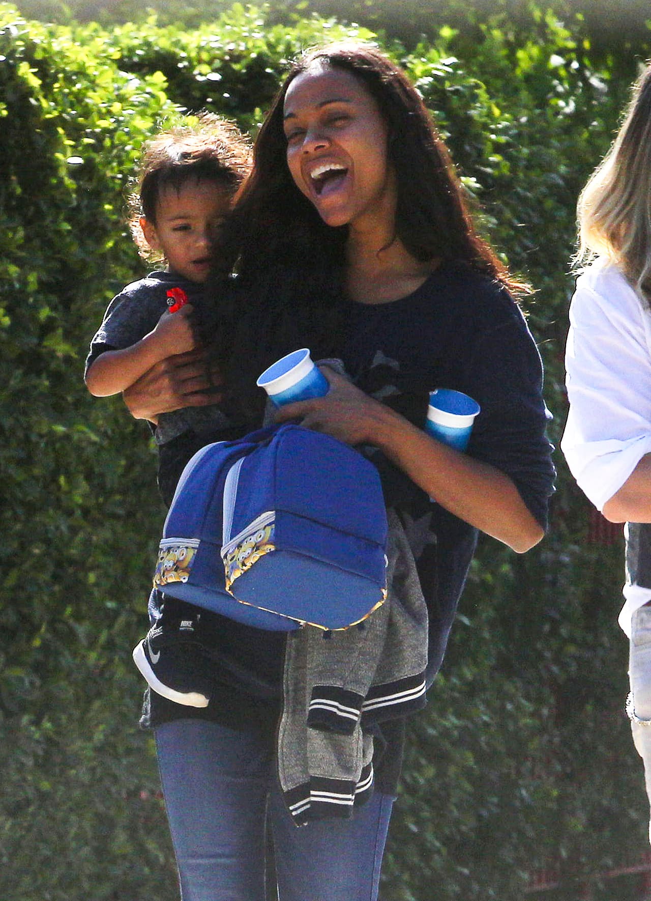 Zoe está enamorada de sus tres hombres, pero...