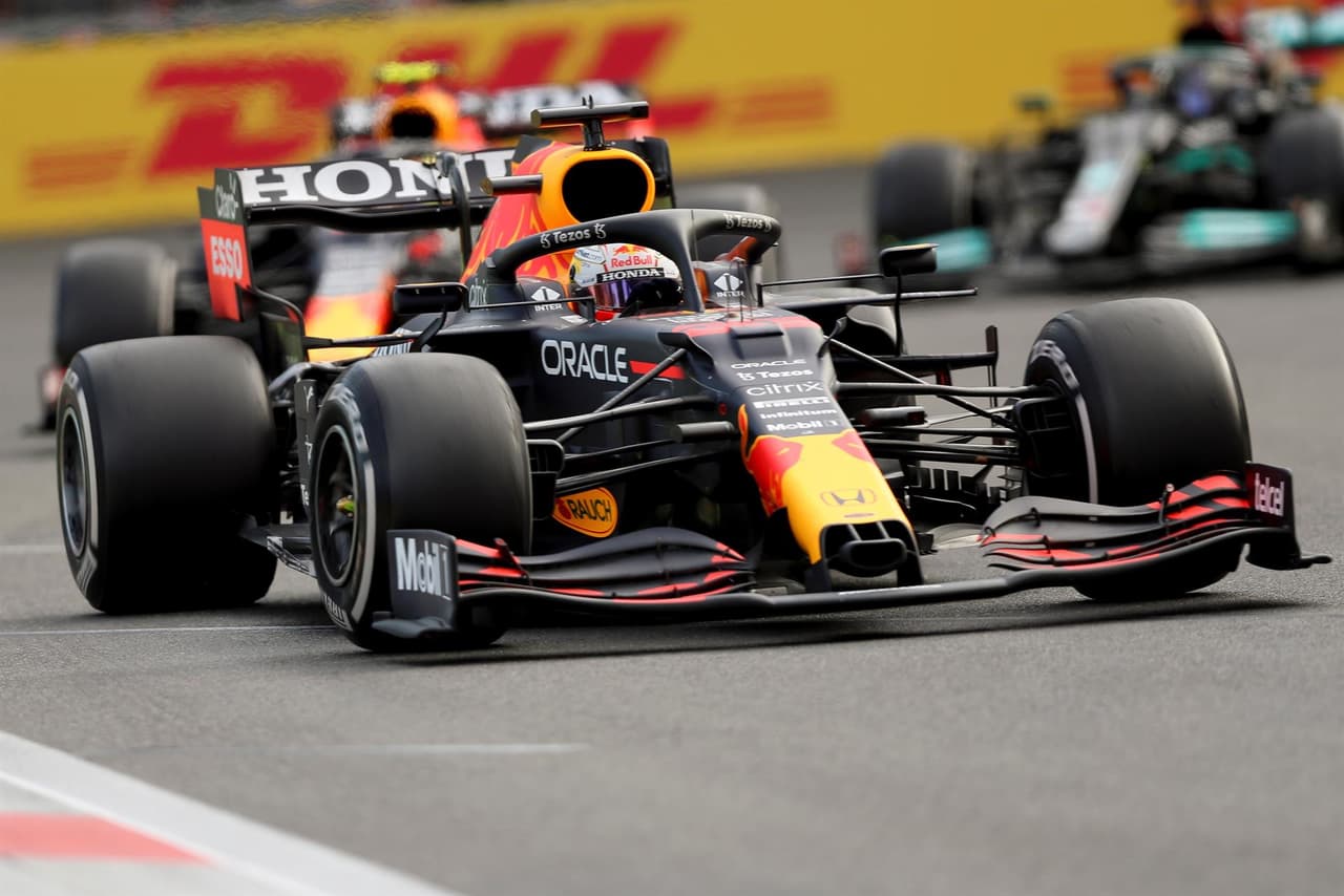 Tras una carrera muy dramática en el Gran Premio de Baku, el mexicano Sergio 'Checo' Pérez se lleva la carrera en la Formula 1 y consigue su segundo podio en su carrera. El piloto de Red Bull comparte el podio con Sebastian Vettel y Pierre Gasly. Max Verstappen abanonó la carrera tras ser puntero por una llanta reventada y Hamilton abandonó la carrera.