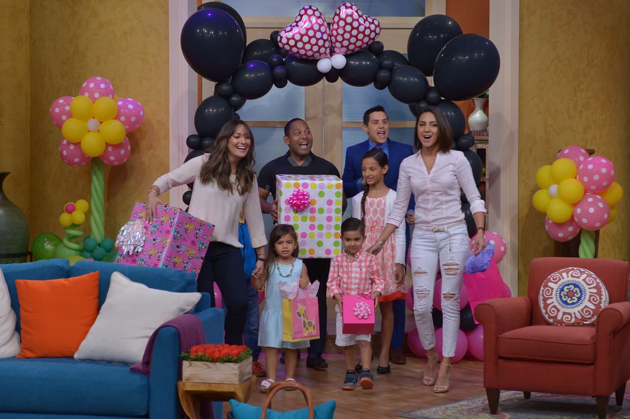 Chabán recibiendo a nuestros invitados. Karla Monroig, Gaby Álvarez y Tony Dandrades con sus pequeños.