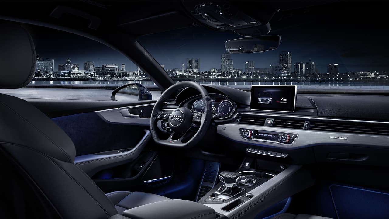 La amplia cabina del Audi S5 Sportback 2017 cuenta con un fuerte acento tecnológico reflejado en su panel instrumentos digital 'cabina virtual' que es altamente configurable y que incluye monitoreo del sistema de navegación. El volante de fondo plano y apliques de aluminio resaltan su carácter deportivo. El auto cuenta con conectividad LTE y mapas en tiempo real provistos por Google.