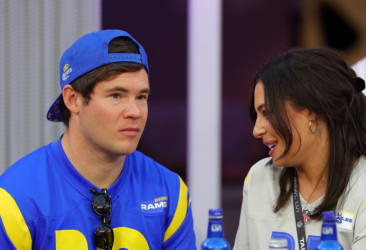 El actor Adam DeVine también acudió al juego en el SoFi Stadium y en apoyo de los LA Rams.