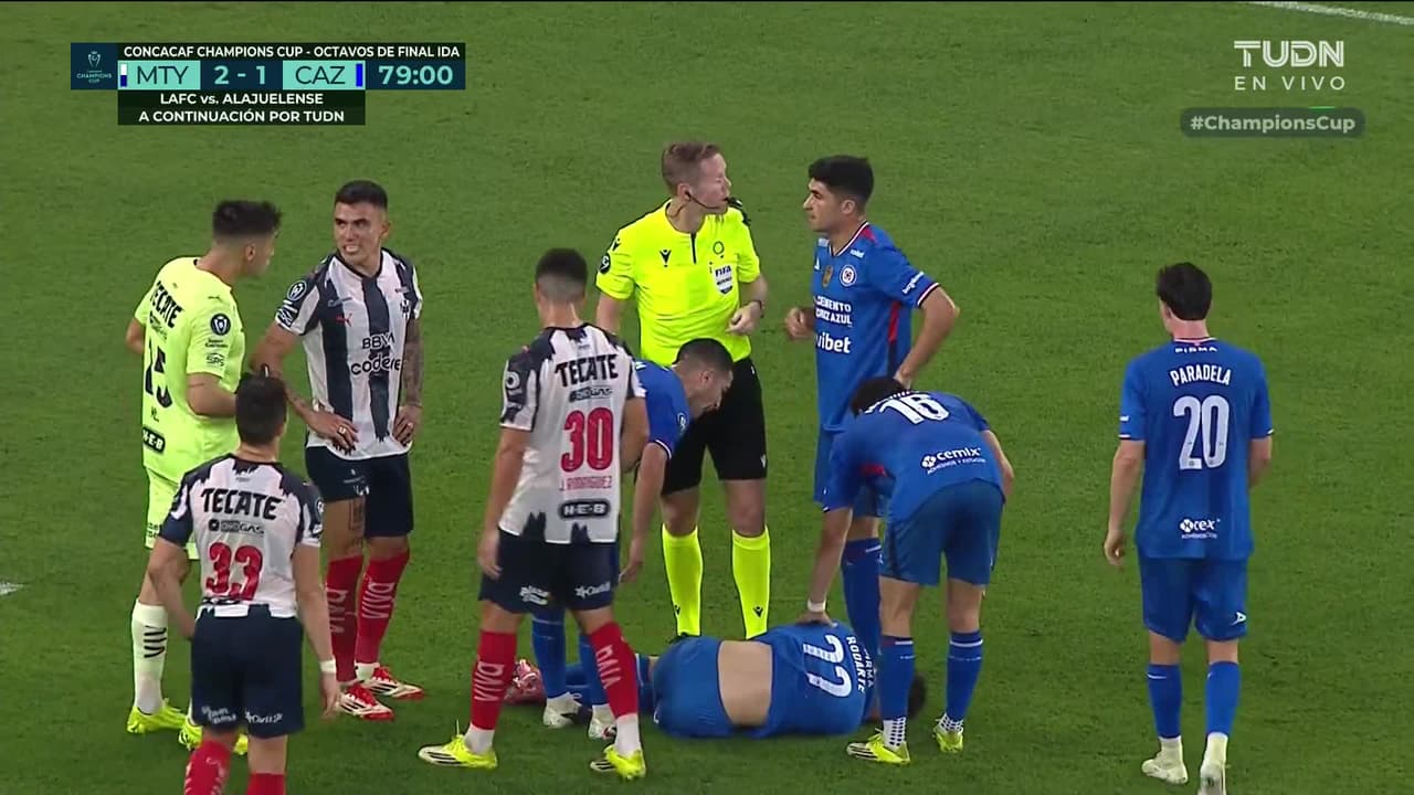 ¡Tarjeta Roja! Santiago Mele recibe la segunda amarilla y se va del juego.