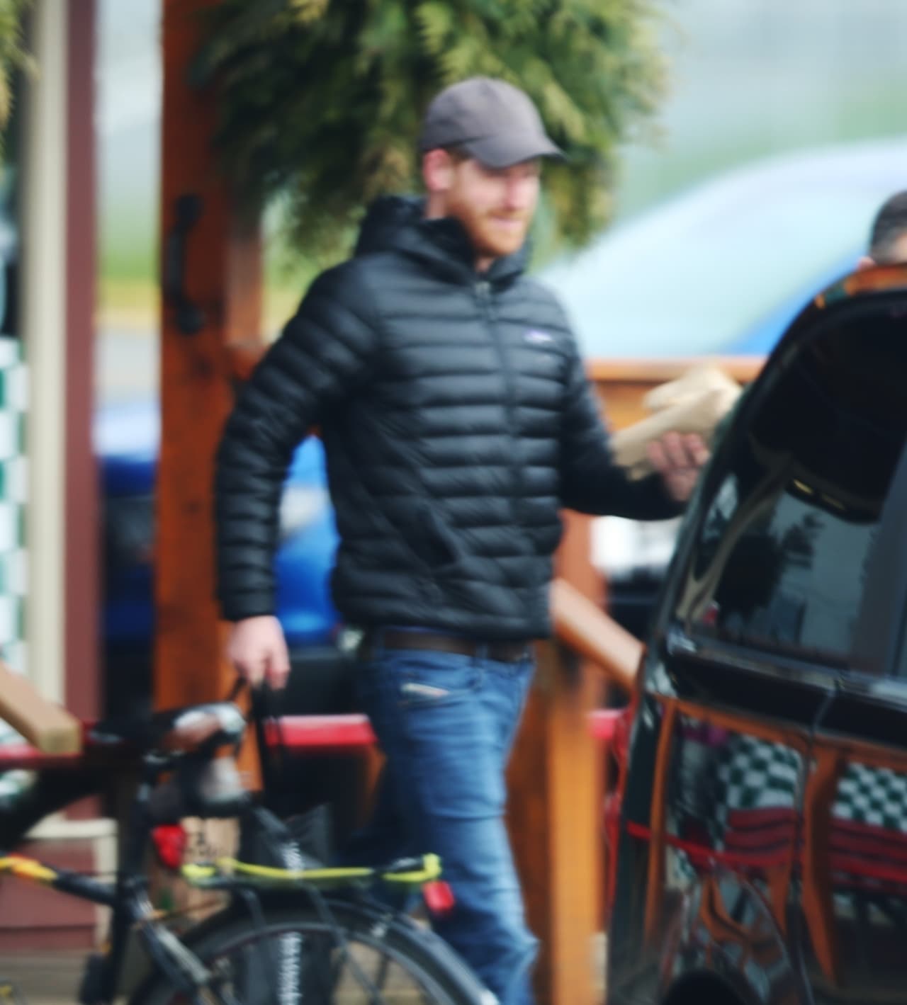 Llevando una chaqueta ligera, jeans y una gorra de béisbol, la misma con la que fue visto en el aeropuerto de Victoria la semana pasada, el discreto príncipe parecía estar de buen humor, incluso se alcanza a advertir una sonrisa en la imagen.